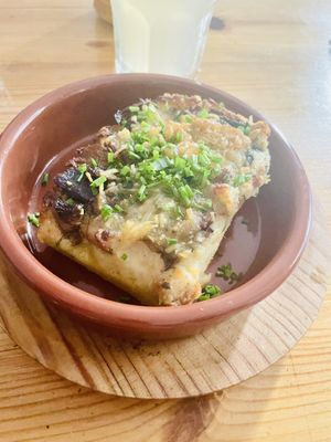 Polenta al horno con setas trufadas, alcachofas y queso  at La Raposa del Poble Sec in Barcelona