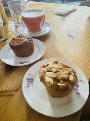 Magdalena de zanahoria, naranja y nueces y magdalena de banana y almendras    at La Raposa del Poble Sec in Barcelona