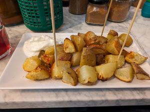 "fried" boiled potatoes at La Raposa del Poble Sec in Barcelona