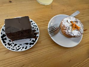 Tarta sacher & magdalena zanahoria  at La Raposa del Poble Sec in Barcelona