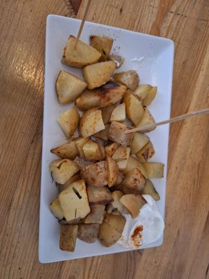 Patatas con alioli. Deliciosas. at La Raposa del Poble Sec in Barcelona