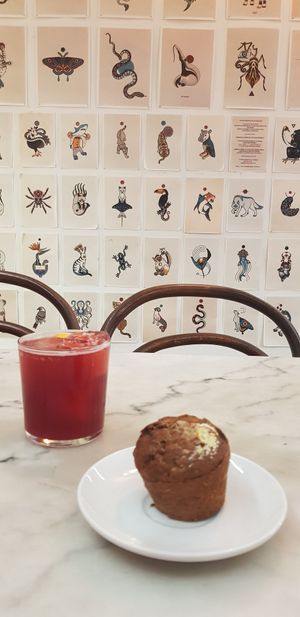 Hibisjus ginger drink and a carrot muffin at La Raposa del Poble Sec in Barcelona