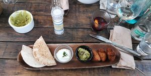 Falafel with vegan yoghurt sauce, green pea hummus & pita bread 💚 at Integral in Formentera