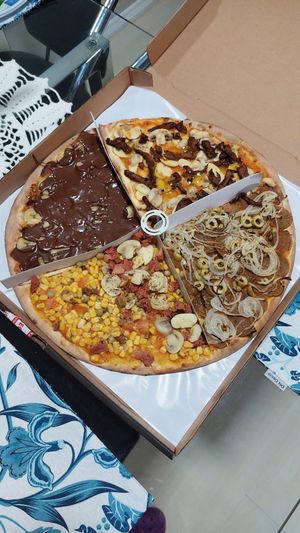 Mista, pepperoni, seitan com maracujá e banoffee (?) at Opte Pizzas in Curitiba