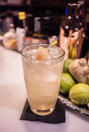 Coctel con Zumo orgánico de manzana y jengibre natural, opción alcohólica con whisky. at Tender Bar in Barcelona