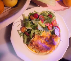 Lasagna con ensalada at Tender Bar in Barcelona