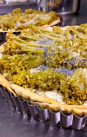 Tart brocoli-pavot seeds at Le Triple V in Caen