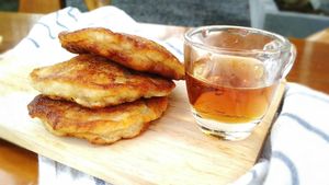 Banana pancakes & maple syrup at Wonderland Healing Center Vegan Buffet in Koh Phangan