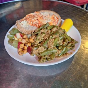 Chickpeas, green beans, hummus-spread on toast, yellow mild pepper, fruits, oats cookies (under the toast!) at ACU in Utrecht
