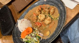 24. Cơm Sốt Lạc
Verschiedenes Gemüse in hausgemachter Erdnusssoße und Reis und veganem Hühnchen   at Chay Long in Berlin