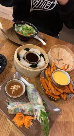 Sommerrollen, Süßkartoffel Pommes, Sommerrollen und Súp Vằn Thắn  at Chay Long in Berlin