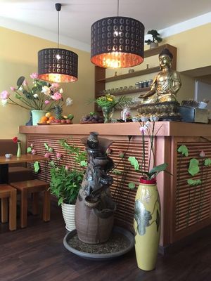 This restaurant is a place to enjoy and relax - the entrance area with fountain at Chay Long in Berlin