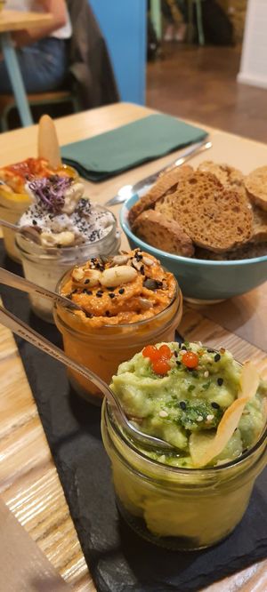 Tabla de patés caseros. Hummus, de anacardos y trufa, de pimiento, y aguacate. at Mapa Verde in San Sebastian