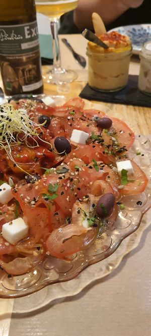Carpaccio de tomate y queso vegano estilo feta. Riquísimo este queso! at Mapa Verde in San Sebastian