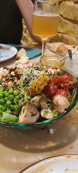Bowl de arroz integral, alioli, guisantes, cherrys, guacamole, maiz, mix de lechugas, champiñones y nueces. at Mapa Verde in San Sebastian