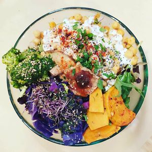 Bowl de garbanzos at Mapa Verde in San Sebastian