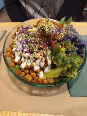 Buddha bowl de garbanzos at Mapa Verde in San Sebastian