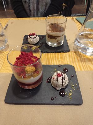 Tarta de queso y tiramisú at Mapa Verde in San Sebastian