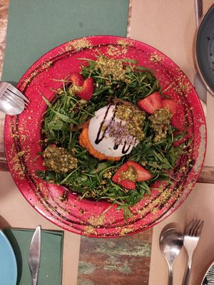 Ensalada de burrata at Mapa Verde in San Sebastian