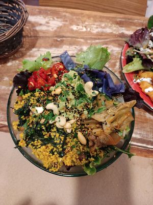 Bowl de quinoa at Mapa Verde in San Sebastian