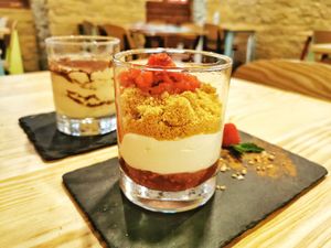 Tiramisú y tarta de queso at Mapa Verde in San Sebastian