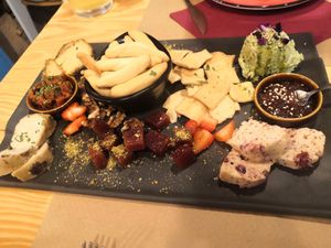 Tabla de quesos. Muy abundante at Mapa Verde in San Sebastian