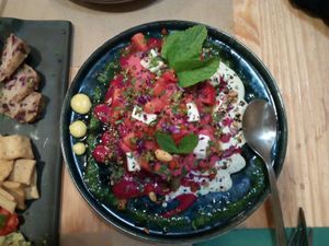 Berenjena al grill sobre salsa de yogur, hummus de remolacha, queso estilo feta y pesto - Grilled eggplant on yogurt sauce, beet hummus, feta cheese and pesto at Mapa Verde in San Sebastian