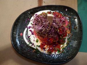 Pancakes de garbanzo y brócoli con hummus y pimientos asados - Chickpea and broccoli pancakes with hummus and roasted peppers at Mapa Verde in San Sebastian