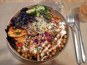Buddha bowl garbanzos, boniato, col, brócoli... - chickpeas, sweet potatoes, cabbage, broccoli... at Mapa Verde in San Sebastian