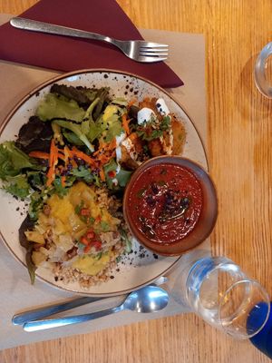 Plato del día. 16 euros sin bebida ni postre. at Mapa Verde in San Sebastian