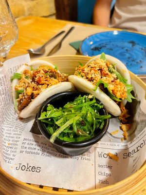 Pan bao relleno de seitán con salsa teriyaki y ensalada de alga wakame  at Mapa Verde in San Sebastian