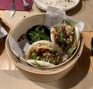 Pan bao relleno de seitán con salsa teriyaki y ensalada de alga wakame   at Mapa Verde in San Sebastian