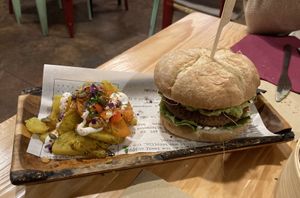 Burguer de alubia roja y boniato con guacamole, cebolla pochada, shiitake a la plancha y alioli, acompañada de patatas y boniatos al horno   at Mapa Verde in San Sebastian