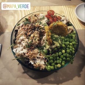 Buddha Bowl de arroz integral con alioli, guisantes, tomates cherry, guacamole, mazorca de maíz a la plancha, variado de lechugas, champiñones al horno y nueces   at Mapa Verde in San Sebastian