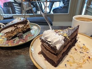 flur: Snickers cake, Chocoholic cake, Café Crema  at Rosenberg in Potsdam