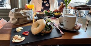 Bagel und Rosenberg, Orangensaft war frisch gepresst😄 at Rosenberg in Potsdam