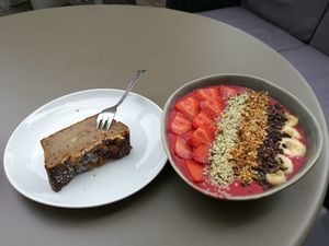 banana bread & acai bowl at Rosenberg in Potsdam