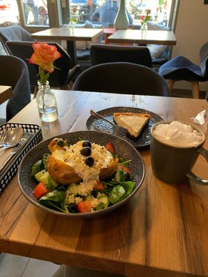 Cheesecake, hot chocolate with cream and a jacket potato. Yummie at Rosenberg in Potsdam