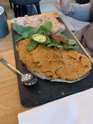 Frisches Brot mit lebervurst und mediterranem Aufstrich at Rosenberg in Potsdam