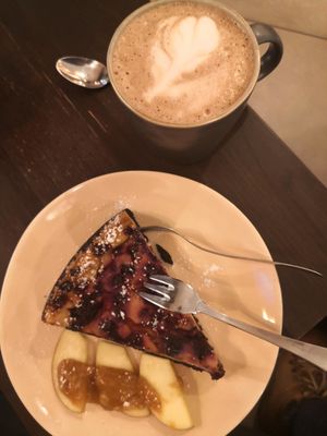 Beeren-Käsekuchen und heiße Schokolade at Rosenberg in Potsdam