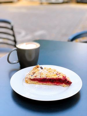Cappuccino mit Hafermilch und einen Stück Kirschstreuselkuchen at Rosenberg in Potsdam