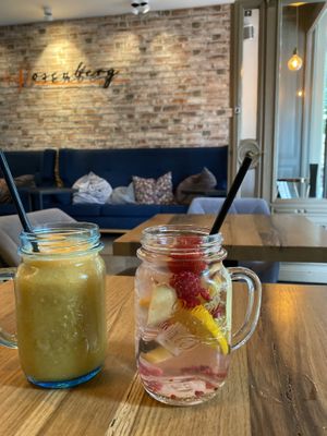 Smoothie und Vitaminwasser at Rosenberg in Potsdam