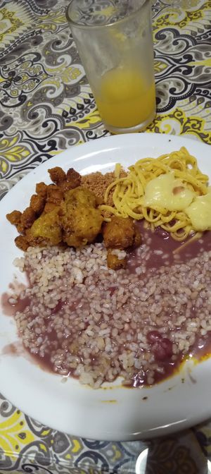 Opções quentes do buffet no almoço at Govinda Restaurante e Pizzaria Vegetariana in Porto Alegre