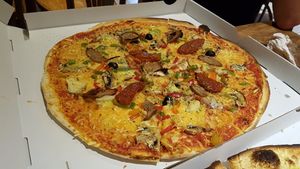 Vegan pizza with vegetables at Pizza Catalogne in Toulouse