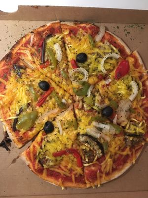 Pizza Provençale Vegan avec base tomate, oignons, aubergines, poivrons, fromage vegan et olives ! at Pizza Catalogne in Toulouse