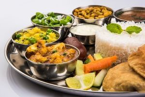 Wechselndes 5-erlei Vegan-Curry zubereitet nach südindischer Art mit duftendem Basmatireis at Veggie & Vega - Restaurant in Berlin