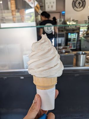 Petite crème glacée molle au thé chaï at Hoche Glace in Montreal