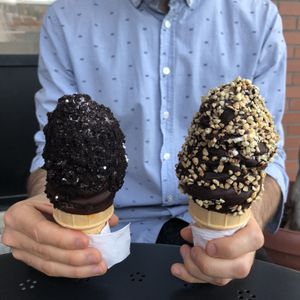 Crèmes glacées véganes à la vanille avec chocolat mi-noir et Oreo et chocolat noir et arachides at Hoche Glace in Montreal
