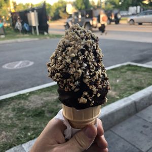 Crème glacée végane à la vanille avec chocolat noir et arachides at Hoche Glace in Montreal