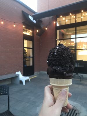 Crème glacée molle vegan à la vanille avec enrobage de chocolat noir et oreo 😍🍦🍫 Un délice 👌🏻🌱 at Hoche Glace in Montreal